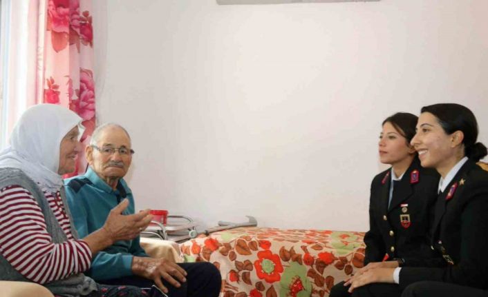 Jandarmadan 75 yıllık evli çifte anlamlı ziyaret