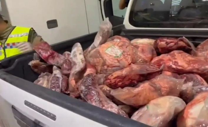Jandarmadan şok yol uygulaması: Kaçak et ve binlerce ürün ele geçirildi