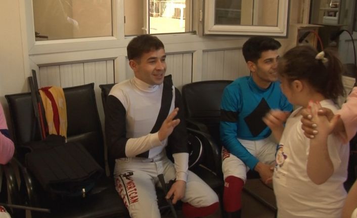 Jokey Mertcan Çelik, hastanede yaşam savaşı veriyor