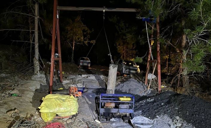 Kaçak krom madeni açarak kazı yapan 4 şahıs yakalandı