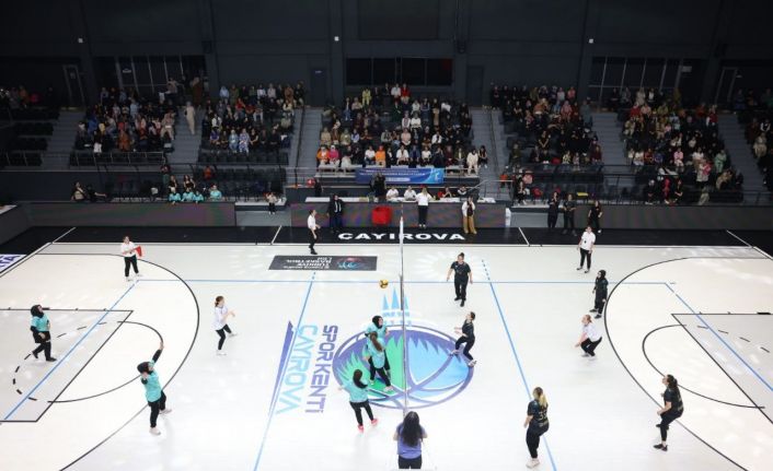 Kadın kursiyerler voleybol maçında hünerlerini konuşturdu