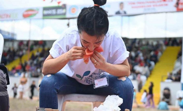 Kadınlar en çok domatesi yemek için yarıştı: Birinci 1,5 kilo üzerinde domates yedi