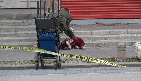 Kaldırıma bırakılan şüpheli oyuncak ayı fünye ile patlatıldı