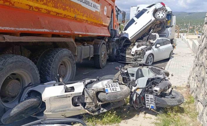 Kamyon yoldan çıktı önüne gelen taşıtı ezdi: 13 motosiklet, 3 araç zarar gördü