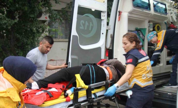 Kamyonet ile çarpışan motosikletin sürücüsü yaralandı