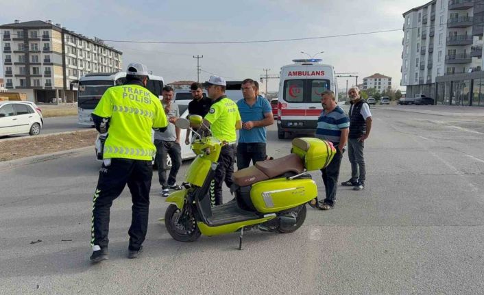 Kamyonet ile motosiklet çarpıştı: 1 yaralı