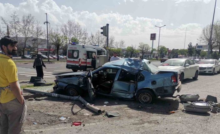 Kamyonet ile otomobil çarpıştı