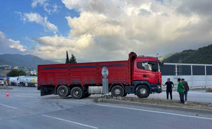 Kamyonet ile otomobil çarpıştı: 1 yaralı