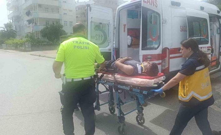 Kamyonete çarpmamak için motosikleti devirdi, kaskı hayatını kurtardı