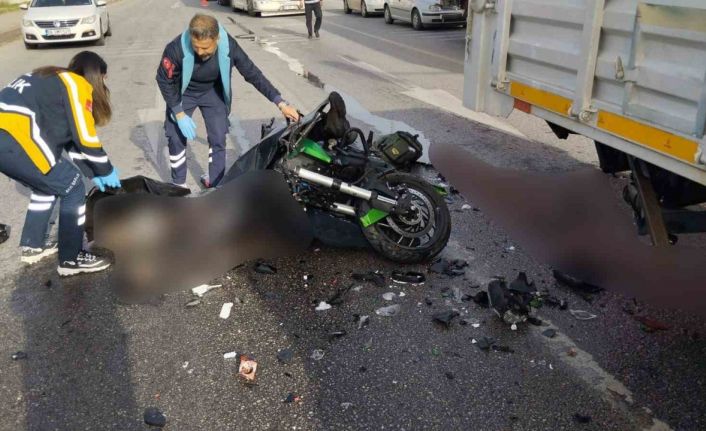 Kamyonla çarpışan motosikletin sürücüsü öldü