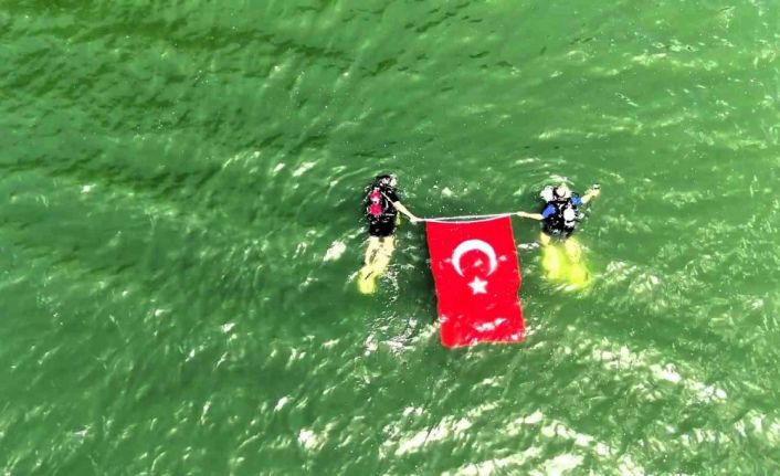 Karabük’te 19 Mayıs’a özel dalış: Gölette Türk Bayrağı’nı böyle dalgalandırdılar
