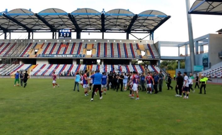 Karabük’te amatör lig final maçı sonrası saha karıştı