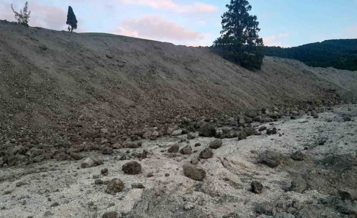 Karabük’te heyelan nedeniyle köy yolu ulaşıma kapandı