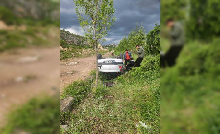 Karabük’te kontrolden çıkan otomobil dere kenarına devrildi: 5 kişi yaralandı