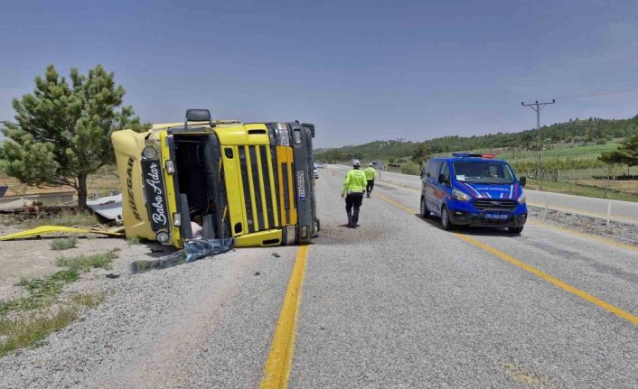 Karaman’da devrilen tırın sürücüsü yaralandı