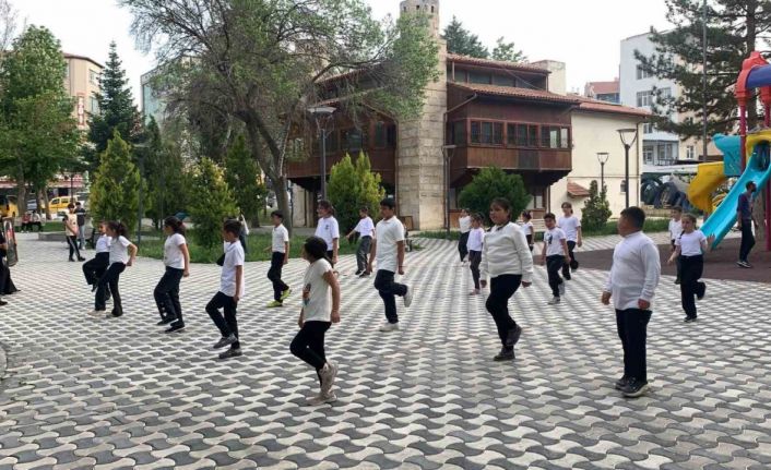 Karaman’da eş zamanlı halk oyunları gösterisi