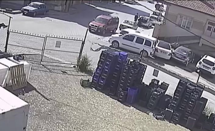 Karaman’da freni boşan hafif ticari aracın 2 otomobile çarpması kamerada