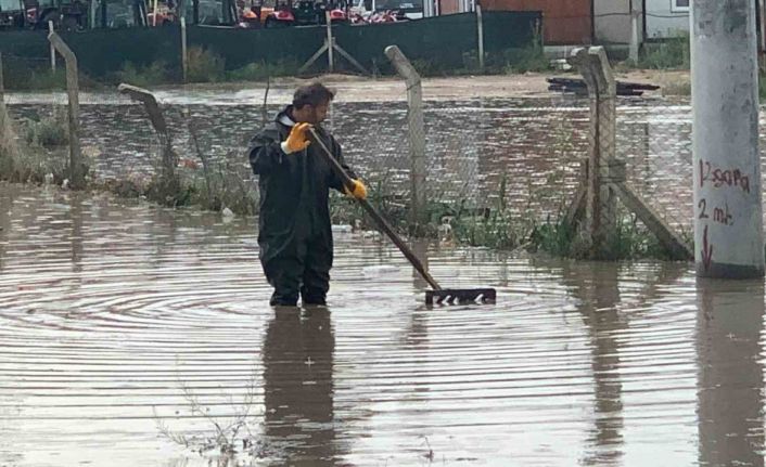 Karaman’da sağanak sonrası yollar göle döndü