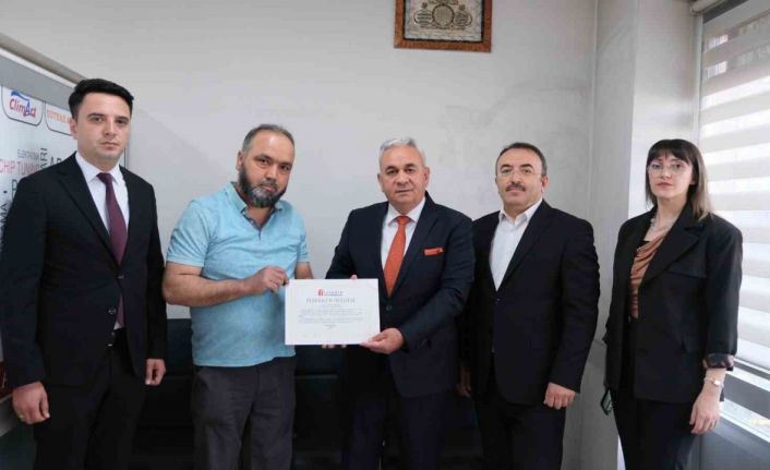 Karaman’da vergi bilincine dikkat çeken oto elektrikçi ödüllendirildi