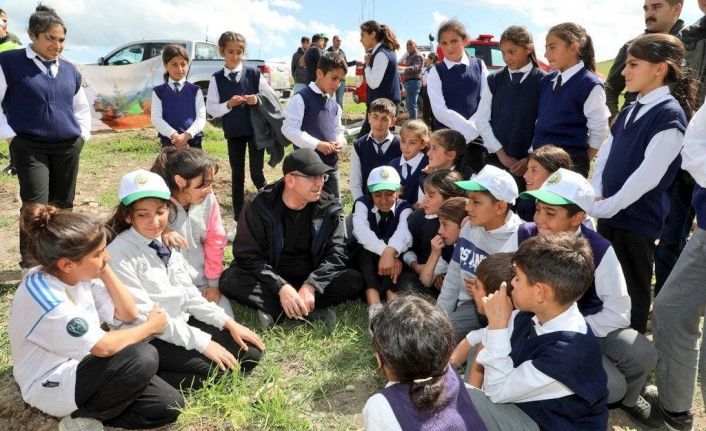 Kars’ta 400 meyve fidanı toprakla buluştu