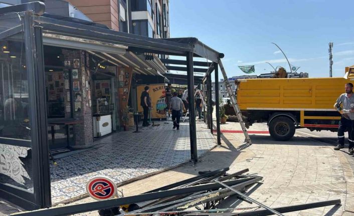 Kartepe’de ruhsatsız genişletilen iş yerlerine yıkım