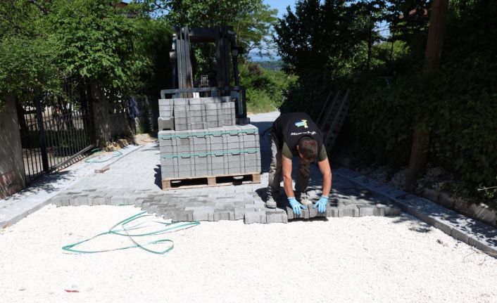 Kartepe’de sokaklar parke tamiratlarıyla konfor kazanıyor