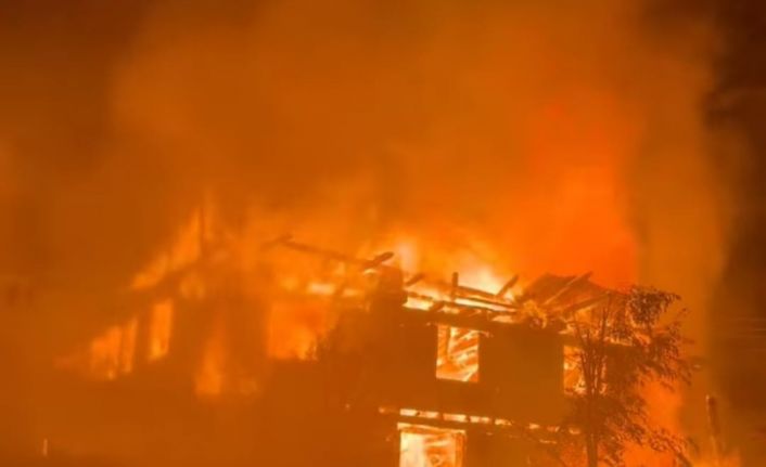 Kastamonu’da alevlere teslim olan ev kullanılamaz hale geldi