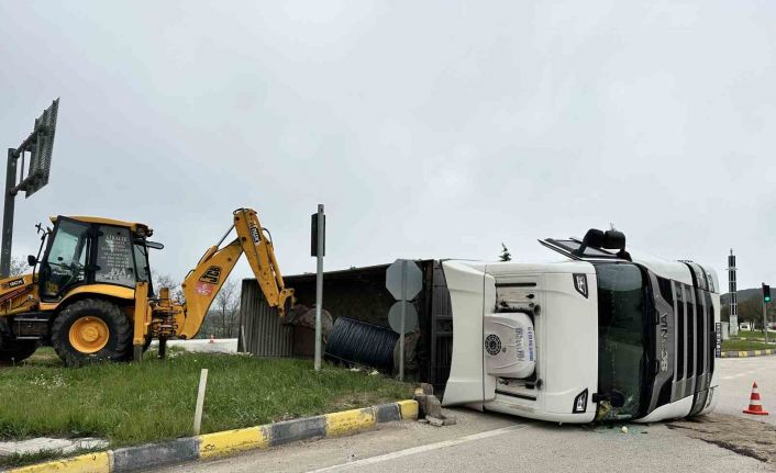 Kastamonu’da demir yüklü tır devrildi: 1 yaralı