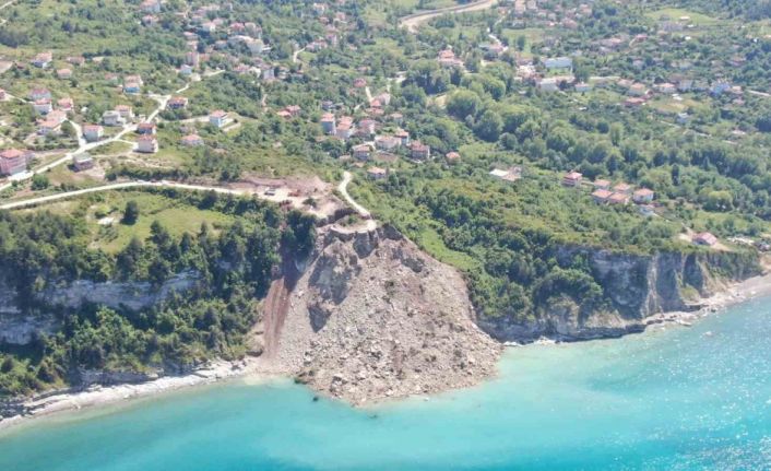 Kastamonu’da heyelan: Yoldan kopan kütle, denizle birleşti