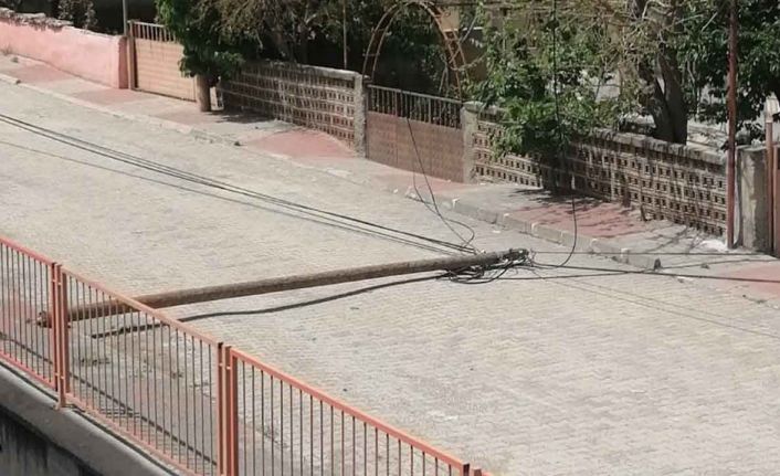 Kastamonu’da şiddetli rüzgar nedeniyle ahşap direk devrildi