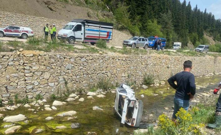 Kastamonu’da yoldan çıkan otomobil dereye uçtu: 1 ölü, 1 yaralı
