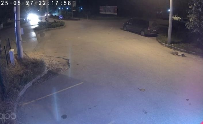 Kavşakta drift yapan otomobil ağaca çarptı: 3 yaralı