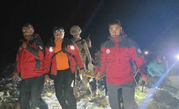 Kayalıklardan düşen kadını ekipler kurtardı