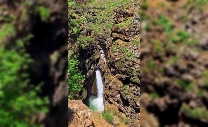 Kayanın içinden süzülen şelale görenleri hayran bırakıyor