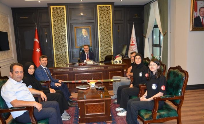 Kaymakam Odabaş, robotik şampiyonları ağırladı