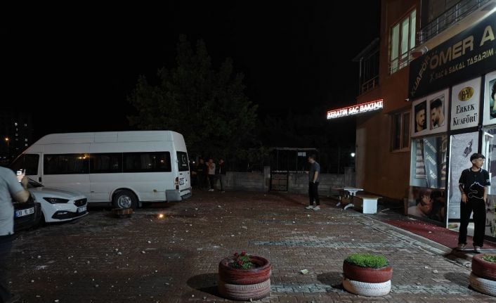 Kayseri’de apartmanın çatısına yıldırım düştü, park halindeki araçlar zarar gördü