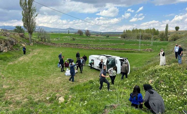 Kayseri’de öğrenci servisi devrildi: 15 öğrenci yaralı