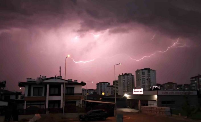 Kayseri’de şimşekler geceyi aydınlattı