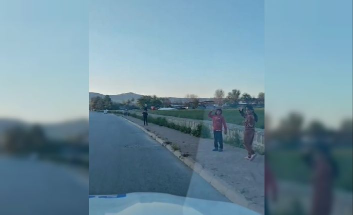 Kayseri’de yürek ısıtan görüntüler: Polisleri gördüler, selama durdular