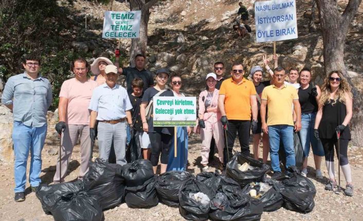 Kemer’de yabancı uyruklu kadınlar belediye ile birlikte poşetler dolusu çöp topladı
