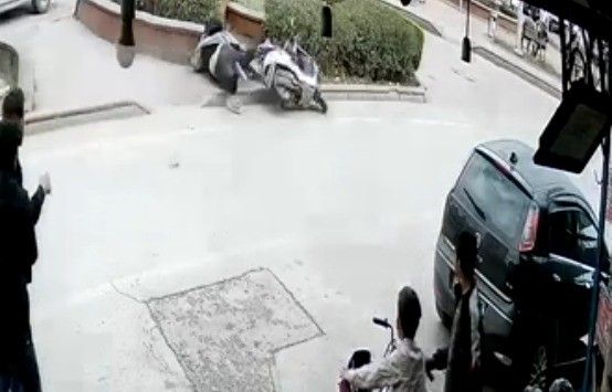 Kilis’te motosiklet sürücüsünün ağır yaralandığı kaza kamerada