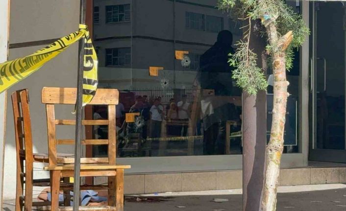 Kıraathanenin önünde oturan gence kanlı infaz