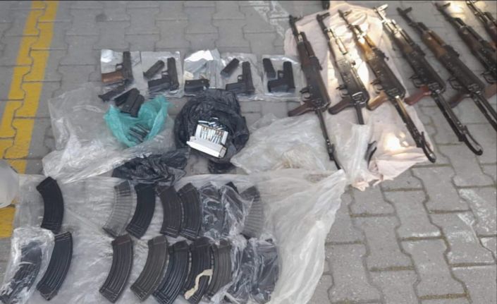 Kiraladığı araçta kalaşnikoflarla yakalanan polis ile birlikte 2 şahıs tutuklandı