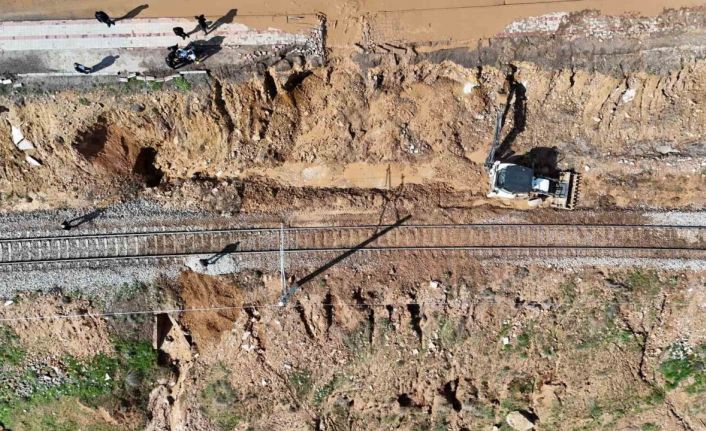 Kırıkkale’de sağanak yağış hayatı felç etti: Tren seferleri durdu, ev ve iş yerlerini su bastı