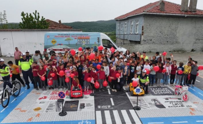 Kırklareli’nde köy okullarındaki öğrencilere trafik eğitimi