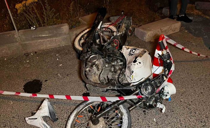 Kırmızı ışıkta geçen motosiklet sürücüsü minibüse çarptı: 1 ölü