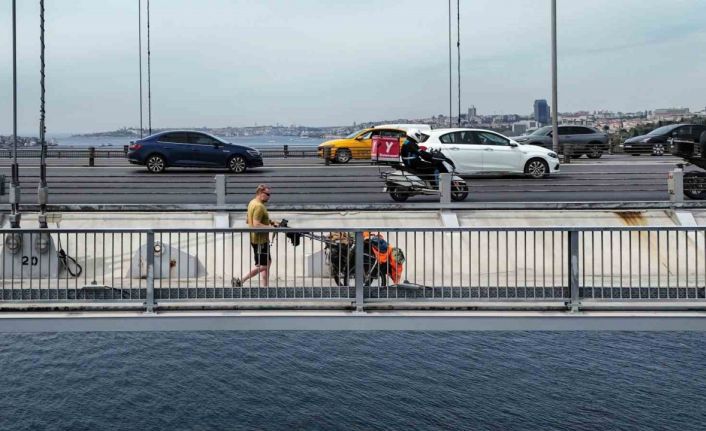 Kıtalar arası yürüyüşte tarihi an: Karl Bushby 15 Temmuz Şehitler Köprüsü’nü yürüyerek geçti