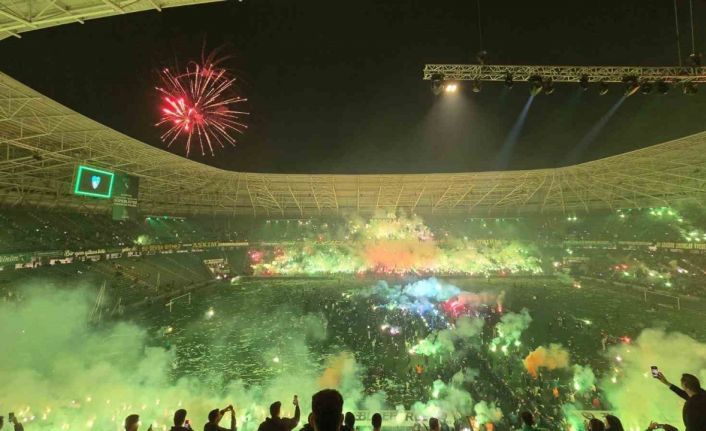 Kocaelispor camiası kupayı ünlü isimlerle kutladı