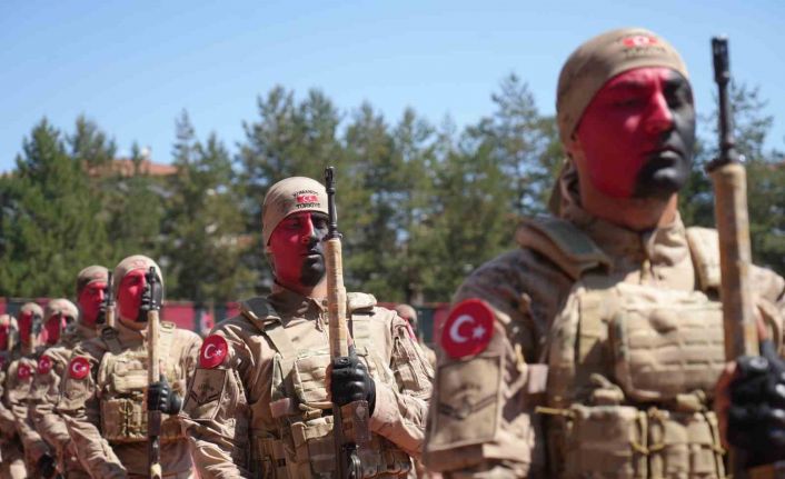 Komandoların 19 Mayıs gösterisi ile hayran bıraktı