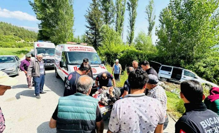 Kontrolden çıkan araç şarampole devrildi: 2 yaralı